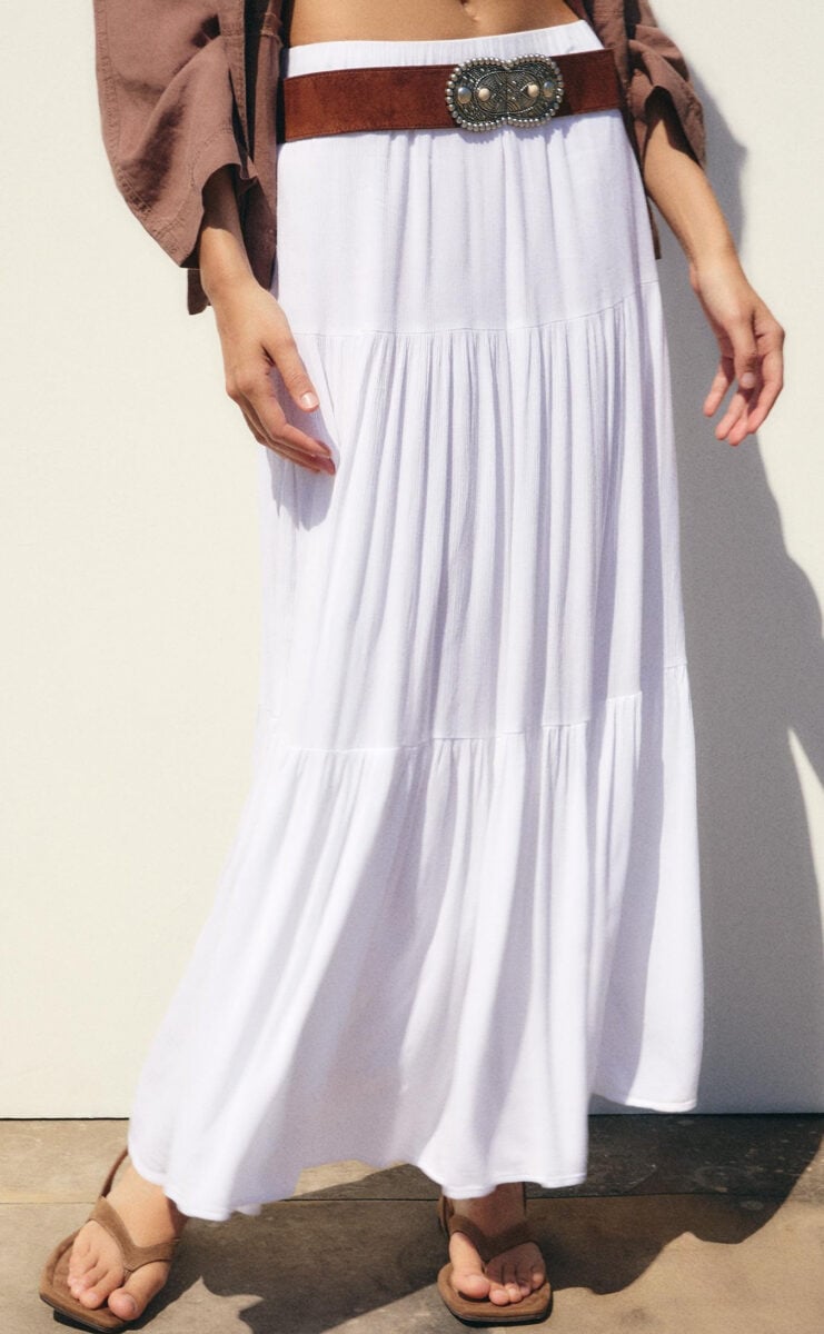 Chi ama il bianco non potrà resistere: ecco le gonne lunghe total white più chic dell’estate