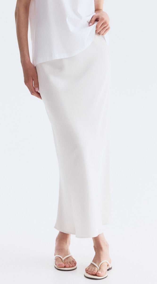 Chi ama il bianco non potrà resistere: ecco le gonne lunghe total white più chic dell’estate