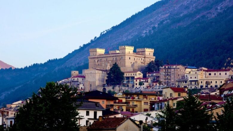 Scopri questo borgo medievale Abruzzese circondato da uno dai canyon più belli d’Italia