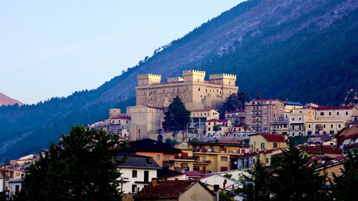 Scopri questo borgo medievale Abruzzese circondato da uno dai canyon più belli d’Italia
