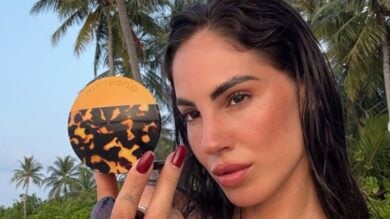 Giulia De Lellis, anche in gravidanza non rinuncia allo stile più glamour: in spiaggia con il costume intero e le ballerine è très chic!