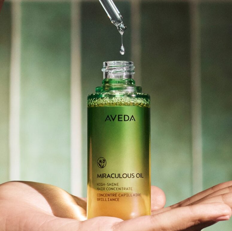 Aveda svela il segreto della Glass Hair: un olio booster per i Capelli che fa davvero “miracoli”