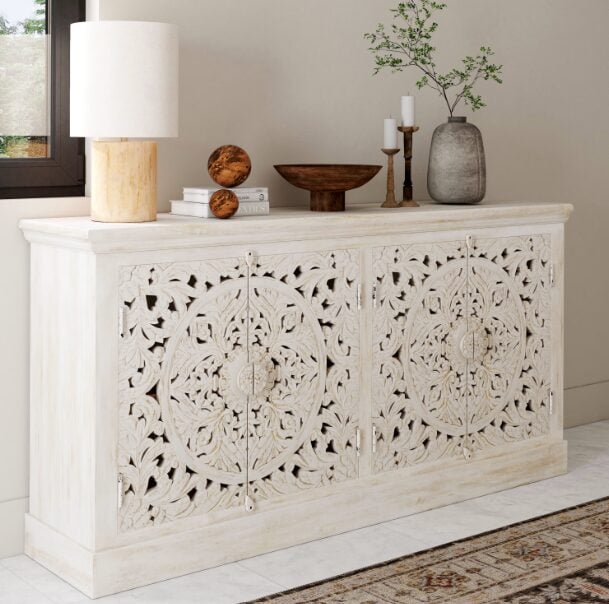 Un gioiello per gli amanti del Boho: ecco la credenza in legno intagliato di Maisons du Monde che farà parlare del tuo arredo Un gioiello per gli amanti del Boho: ecco la credenza in legno intagliato di Maisons du Monde che farà parlare del tuo arredo
