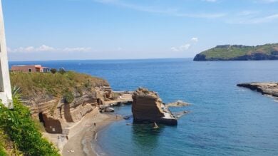 Una piccola affascinate Isola del Tirreno tra mare, natura e storia