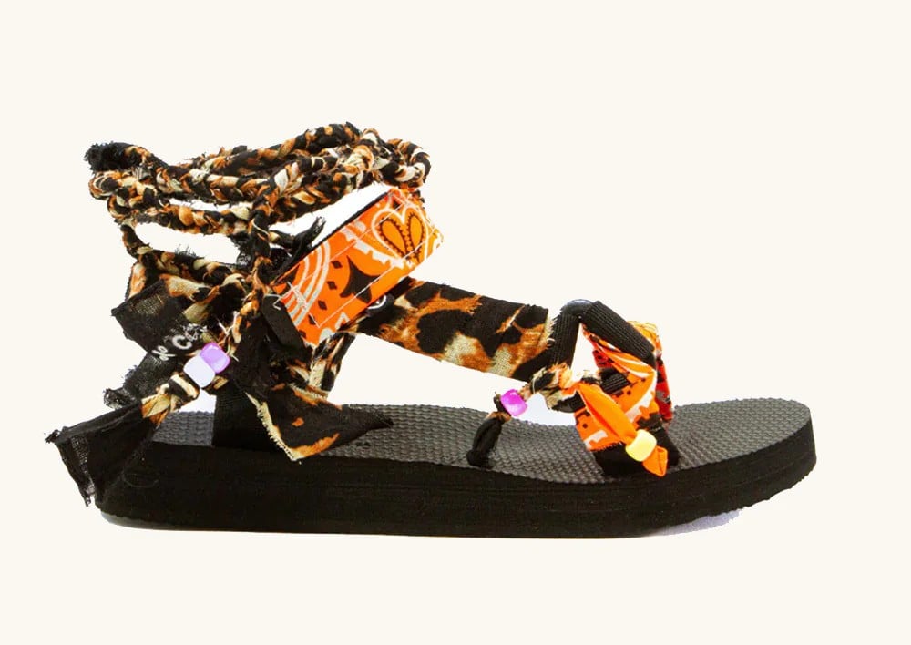 I Sandali con strappi non sono mai stati così alla moda! I Sandali con strappi non sono mai stati così alla moda!