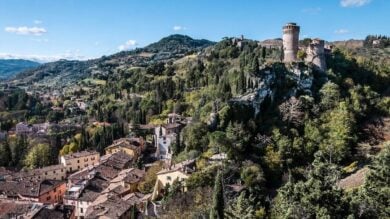 Il Borgo Romagnolo che sembra uscito da una fiaba: un viaggio tra storia e panorami mozzafiato
