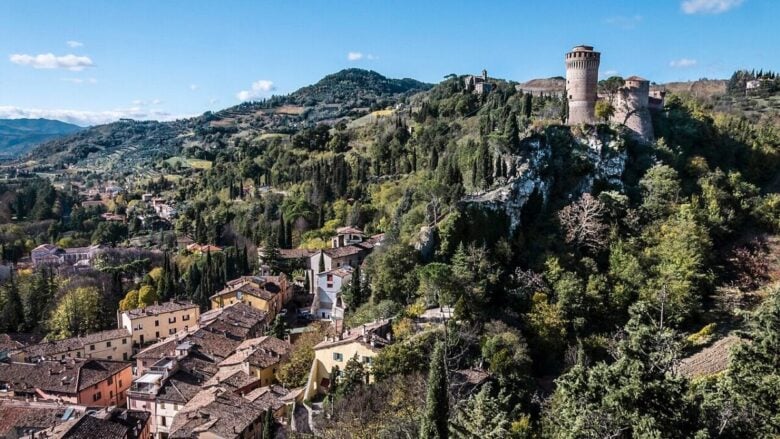 Il Borgo Romagnolo che sembra uscito da una fiaba: un viaggio tra storia e panorami mozzafiato