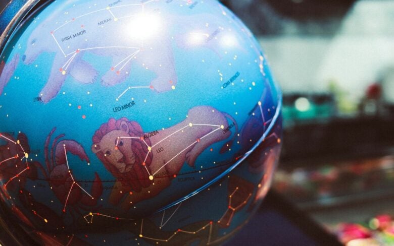 Estate, stelle e make up: scopri il beauty trend astrologico che sta spopolando su Tik Tok!