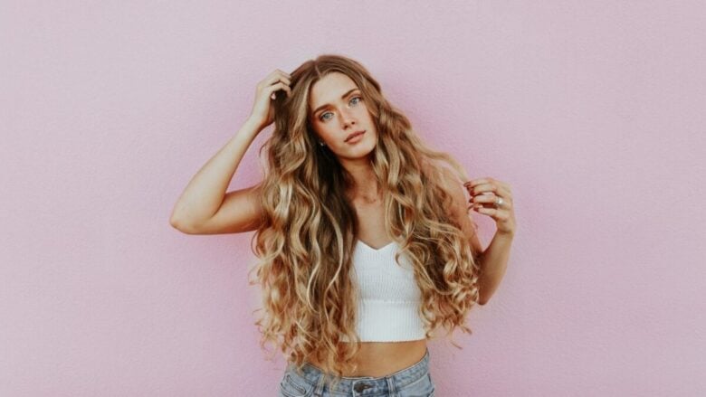 Capelli biondi sotto il sole? Ecco le maschere da provare in estate per dire addio a effetto paglia e riflessi arancioni!