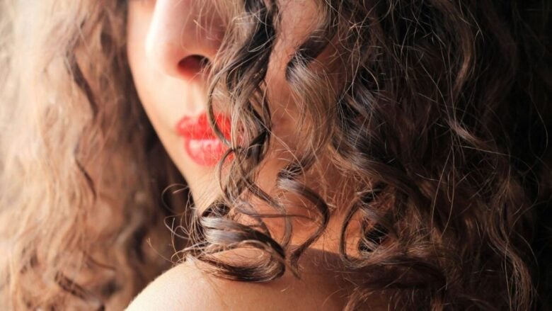 I make-up artist lo sanno: sono questi i colori che fanno risplendere i capelli castani!