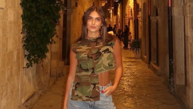 Chanel Totti si conferma regina di stile per l’estate 2025 con il top asimmetrico camouflage e gli stivali silver