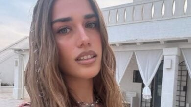 Clara debutta al Tim Summer Hits 2025 in grande stile: crop top e micro shorts animalier con paillettes e maxi scollatura!