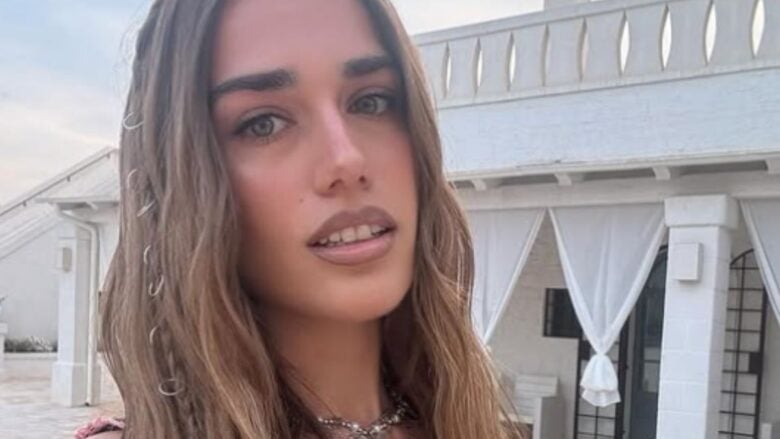 Clara debutta al Tim Summer Hits 2025 in grande stile: crop top e micro shorts animalier con paillettes e maxi scollatura!