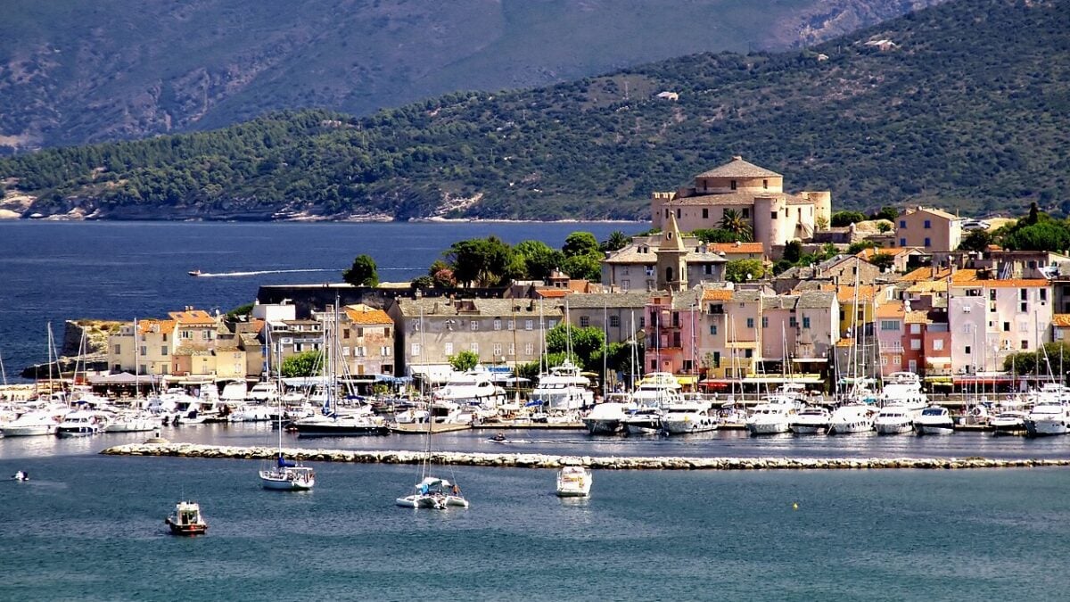 Questa località della Corsica è la meta ideale per vacanze estive davvero uniche
