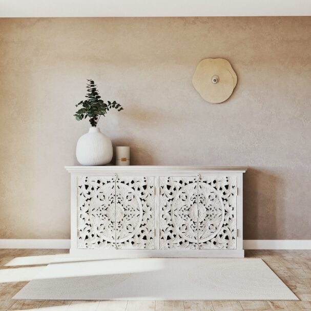 Un gioiello per gli amanti del Boho: ecco la credenza in legno intagliato di Maisons du Monde che farà parlare del tuo arredo Un gioiello per gli amanti del Boho: ecco la credenza in legno intagliato di Maisons du Monde che farà parlare del tuo arredo