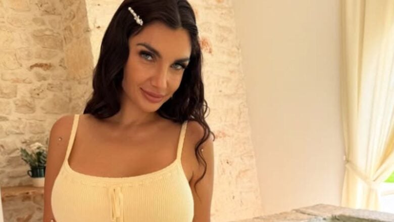 Elettra Lamborghini sfoggia il vestito in maglia perfetto per l’estate: da avere subito nell’armadio!