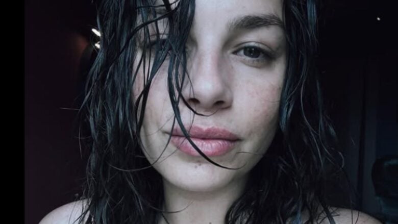 Emma lancia una nuova tendenza per l’estate 2025 con il ‘bikini bandana’!