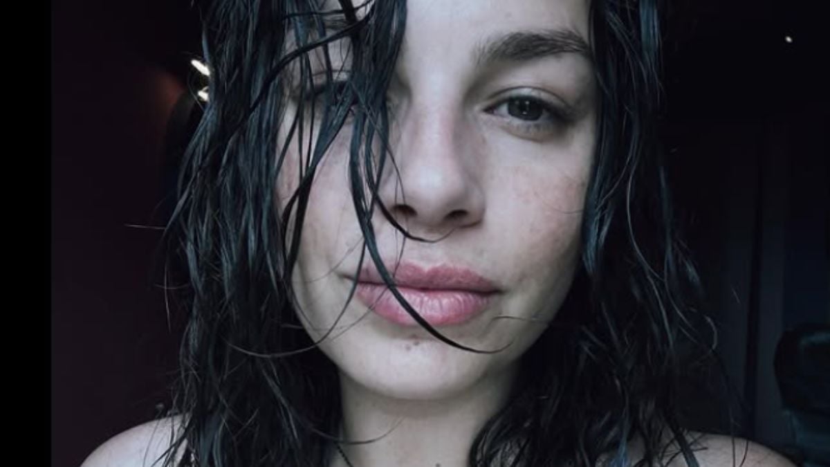 Emma lancia una nuova tendenza per l’estate 2025 con il ‘bikini bandana’!