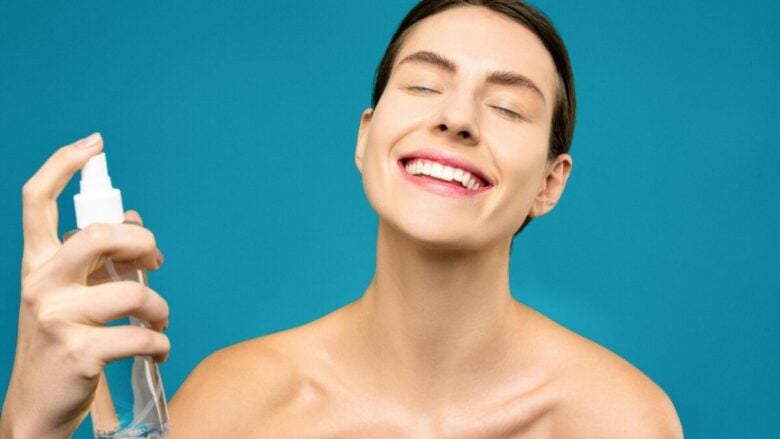 Face Mist, lo spray viso che rinfresca, idrata e ti salva la pelle in estate (anche on the go!)