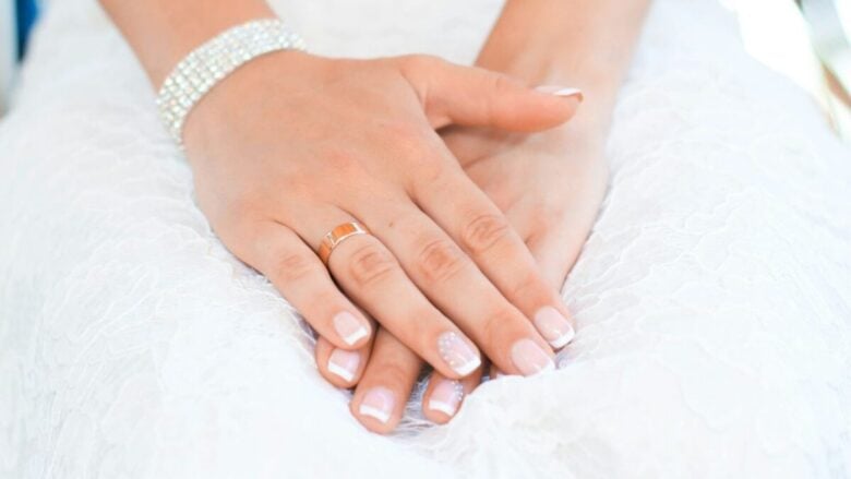 Fombré nails, il nuovo trend estate 2025 che rivisita la classica french