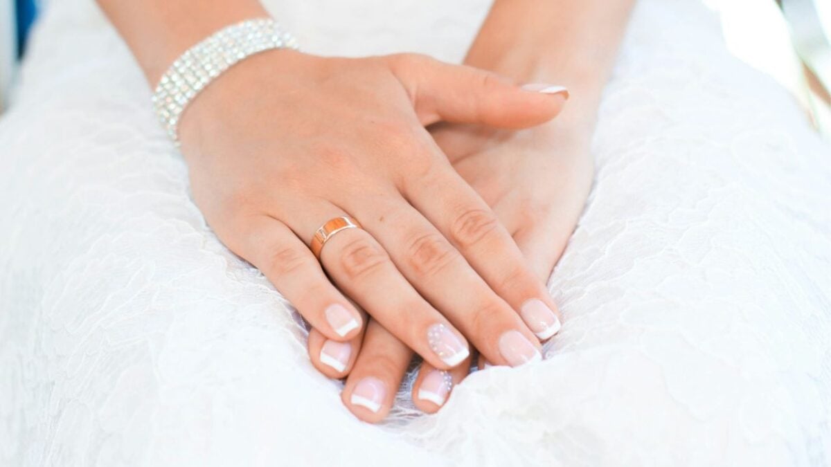Fombré nails, il nuovo trend estate 2025 che rivisita la classica french