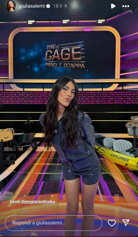 Giulia Salemi debutta a The Cage con un completo camicia shorts in denim e paillettes! Giulia Salemi debutta a The Cage con un completo camicia shorts in denim e paillettes!