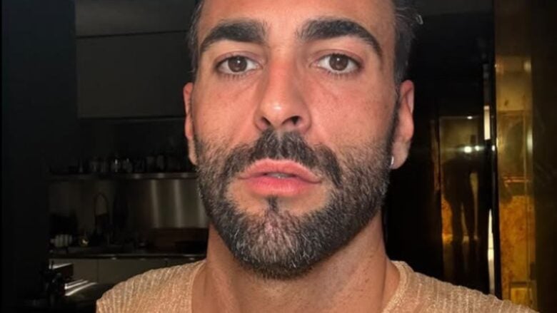 Marco Mengoni si conferma icona di stile con i suoi Look per il tour negli stadi: tra cristalli, trasparenze e dettagli genderless