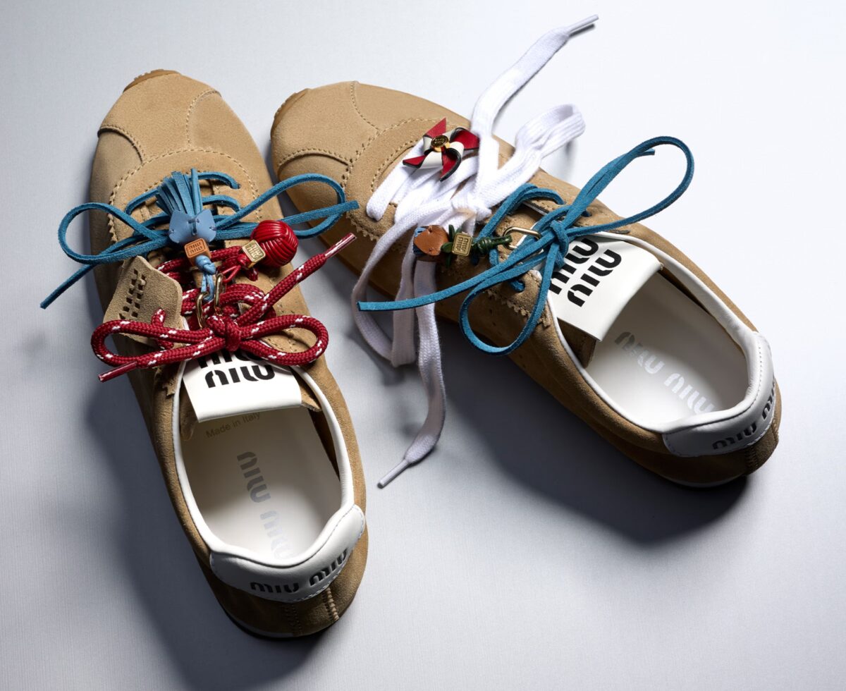 Sneakers Charm Trend: le Scarpe dell’estate si riempiono di pendenti, nappe e piccoli Accessori