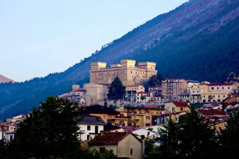 Scopri questo borgo medievale Abruzzese circondato da uno dai canyon più belli d’Italia