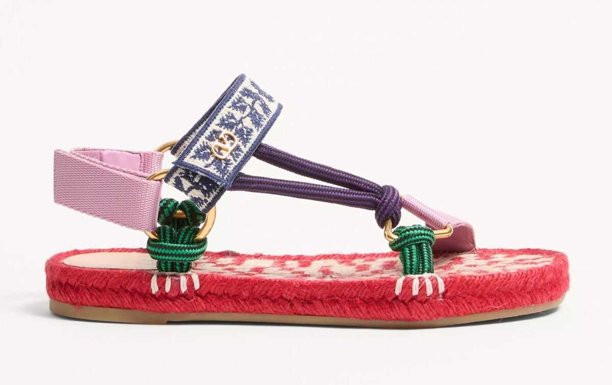 I Sandali con strappi non sono mai stati così alla moda! I Sandali con strappi non sono mai stati così alla moda!