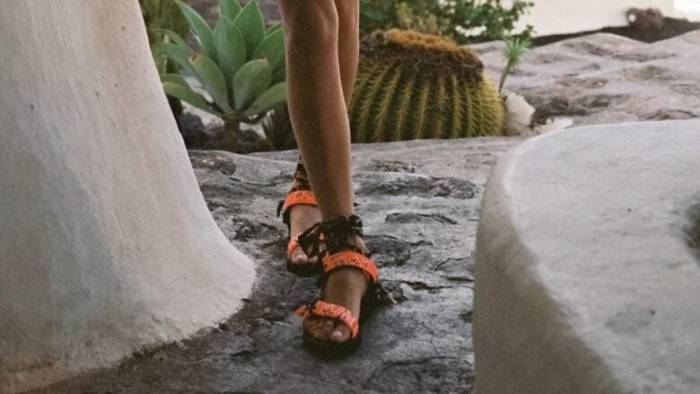I Sandali con strappi non sono mai stati così alla moda!