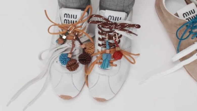Sneakers Charm Trend: le Scarpe dell’estate si riempiono di pendenti, nappe e piccoli Accessori