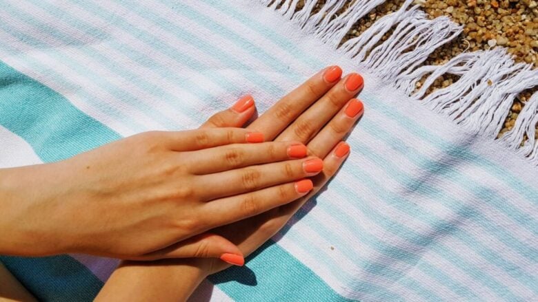 Beach nails: la manicure dell’estate è shimmer, dark o super pop!