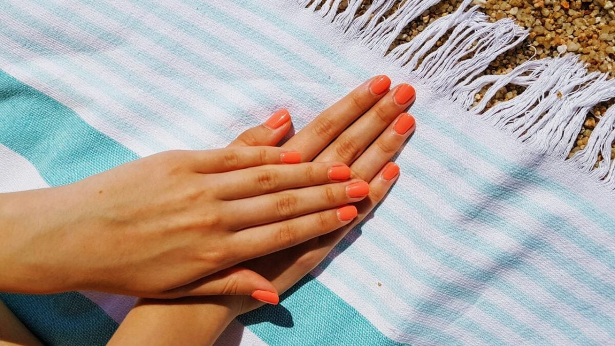 Beach nails: la manicure dell’estate è shimmer, dark o super pop!