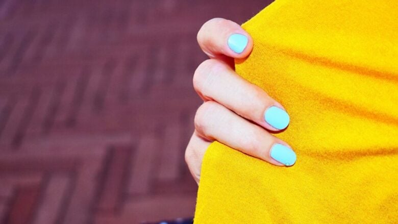 Manicure effetto Neon: ecco gli smalti fluo che accendono l’estate 2025!