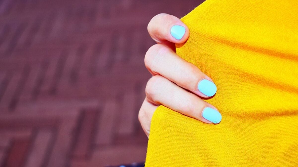Manicure effetto Neon: ecco gli smalti fluo che accendono l’estate 2025!