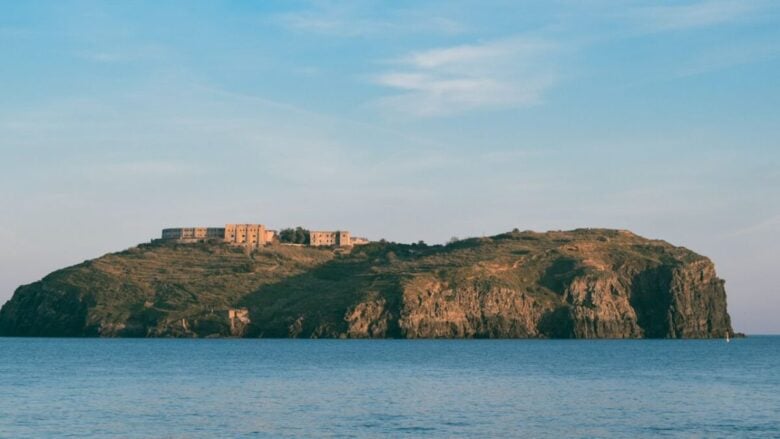 Una piccola affascinate Isola del Tirreno tra mare, natura e storia