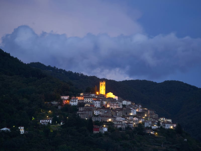 Un piccolo borgo abruzzese tra folklore, religione e mito. Da scoprire! Un piccolo borgo abruzzese tra folklore, religione e mito. Da scoprire!