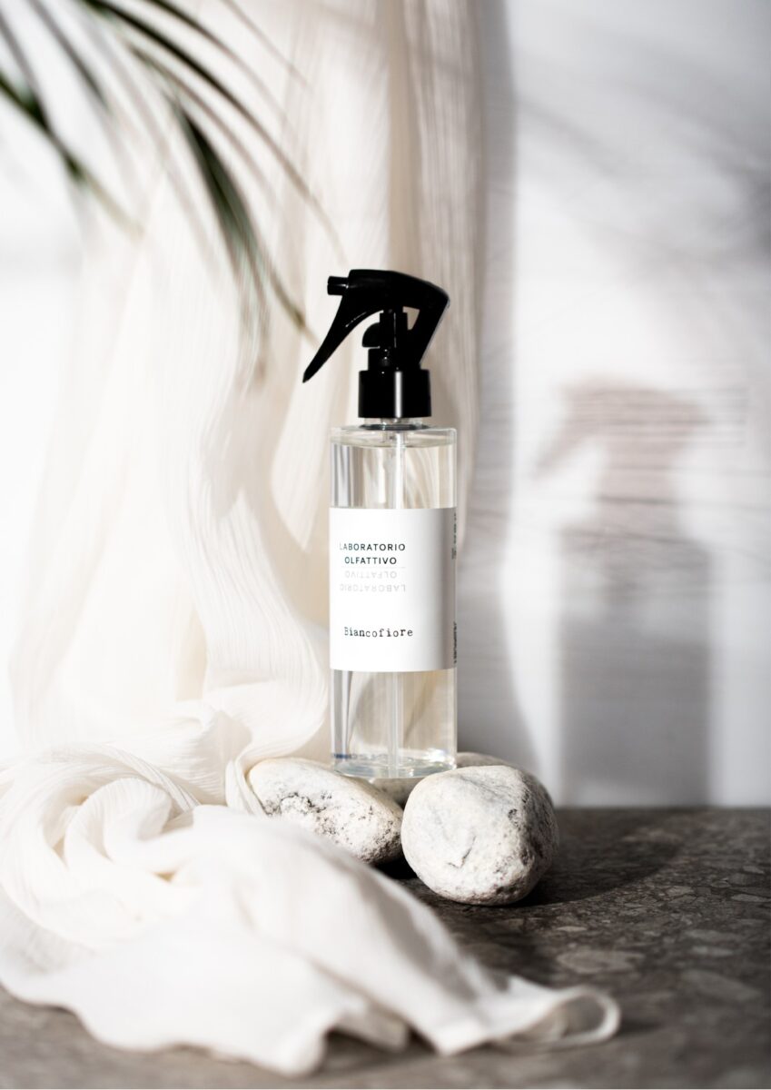 Atmosfere estive e raffinate: i profumi perfetti per ambienti, tessuti e sensi Atmosfere estive e raffinate: i profumi perfetti per ambienti, tessuti e sensi