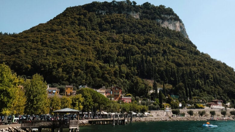 Il borgo sull’isola più romantica d’Italia: un angolo sospeso tra lago e cielo