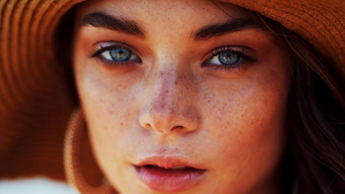 Colorito sunkissed in un gesto: i bronzer stick che amerai questa estate