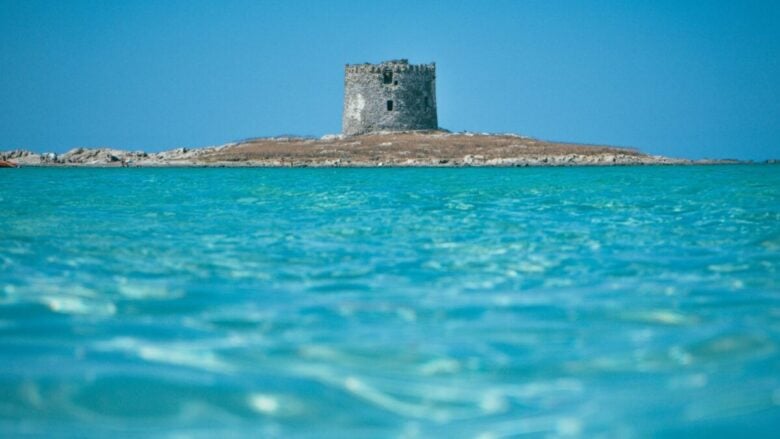 Come accedere a La Pelosa e tutte le regole da rispettare sulla spiaggia più bella ed esclusiva della Sardegna