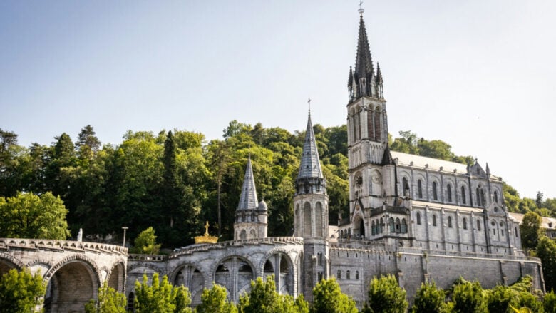 Scopri Lourdes, uno dei più importanti luoghi di pellegrinaggio cattolico