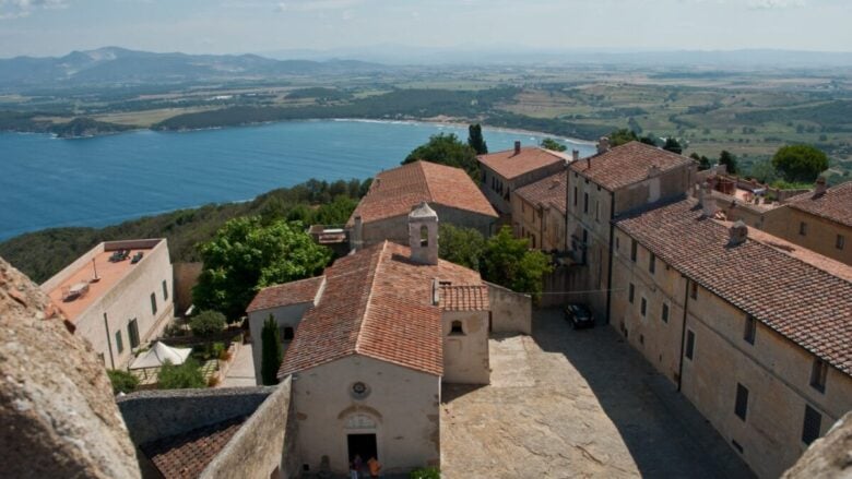 Tra storia etrusca e mare cristallino: scopri il fascino senza tempo di Populonia