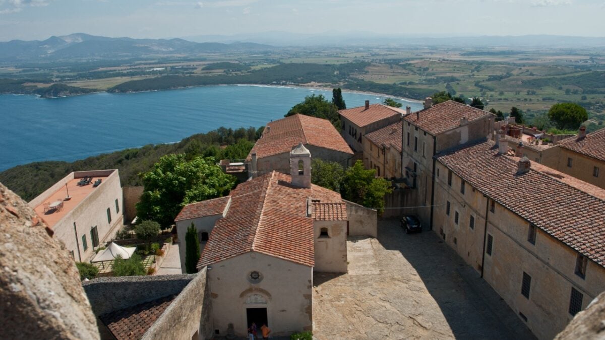 Tra storia etrusca e mare cristallino: scopri il fascino senza tempo di Populonia