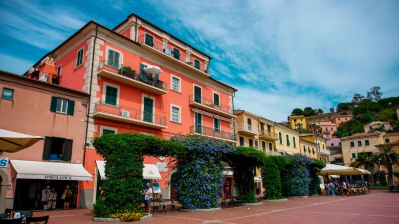 Scopri Porto Azzurro, lo splendido borgo dell’Elba con un mare mozzafiato…