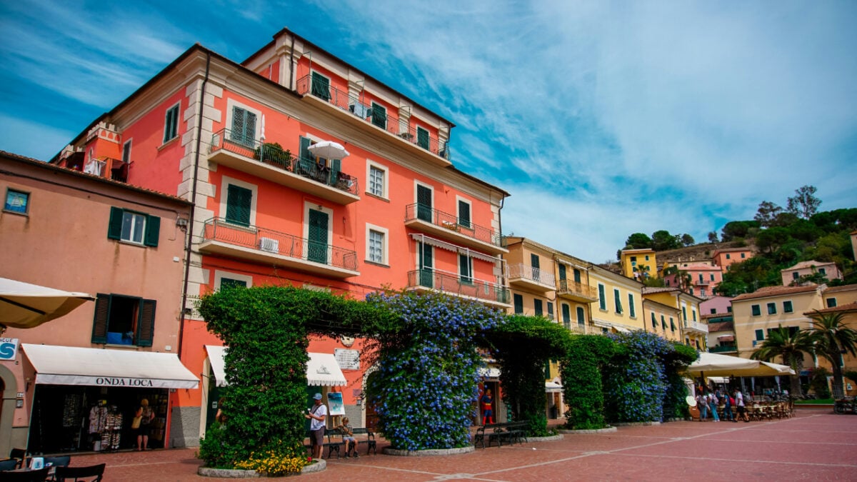 Scopri Porto Azzurro, lo splendido borgo dell’Elba con un mare mozzafiato…