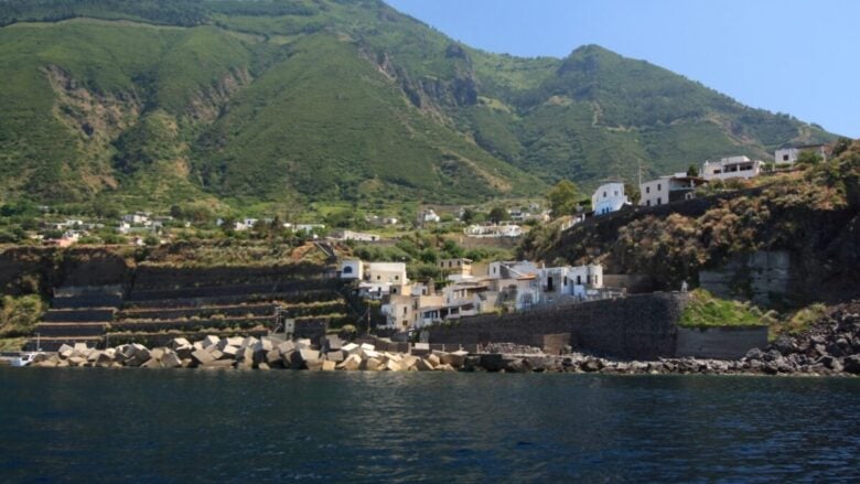Perché visitare l’isola di Salina, perla autentica del Mediterraneo