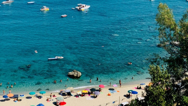 Il borgo sul mare con le spiagge più spettacolari della Calabria