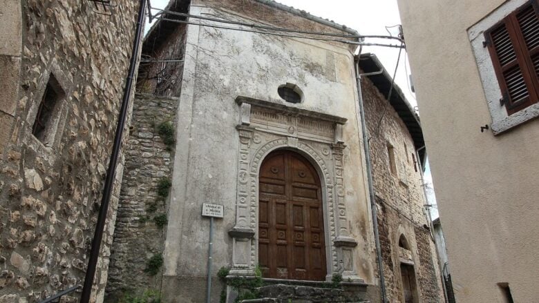 Il borgo tra i monti dove il tempo si è fermato: natura, storia e bellezza nel cuore dell’Umbria